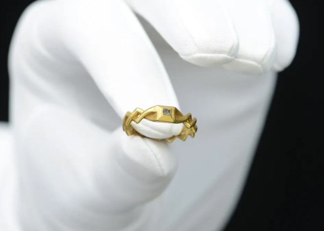 Detector de metais encontra anel de casamento medieval no valor estimado em R$ 252 mil