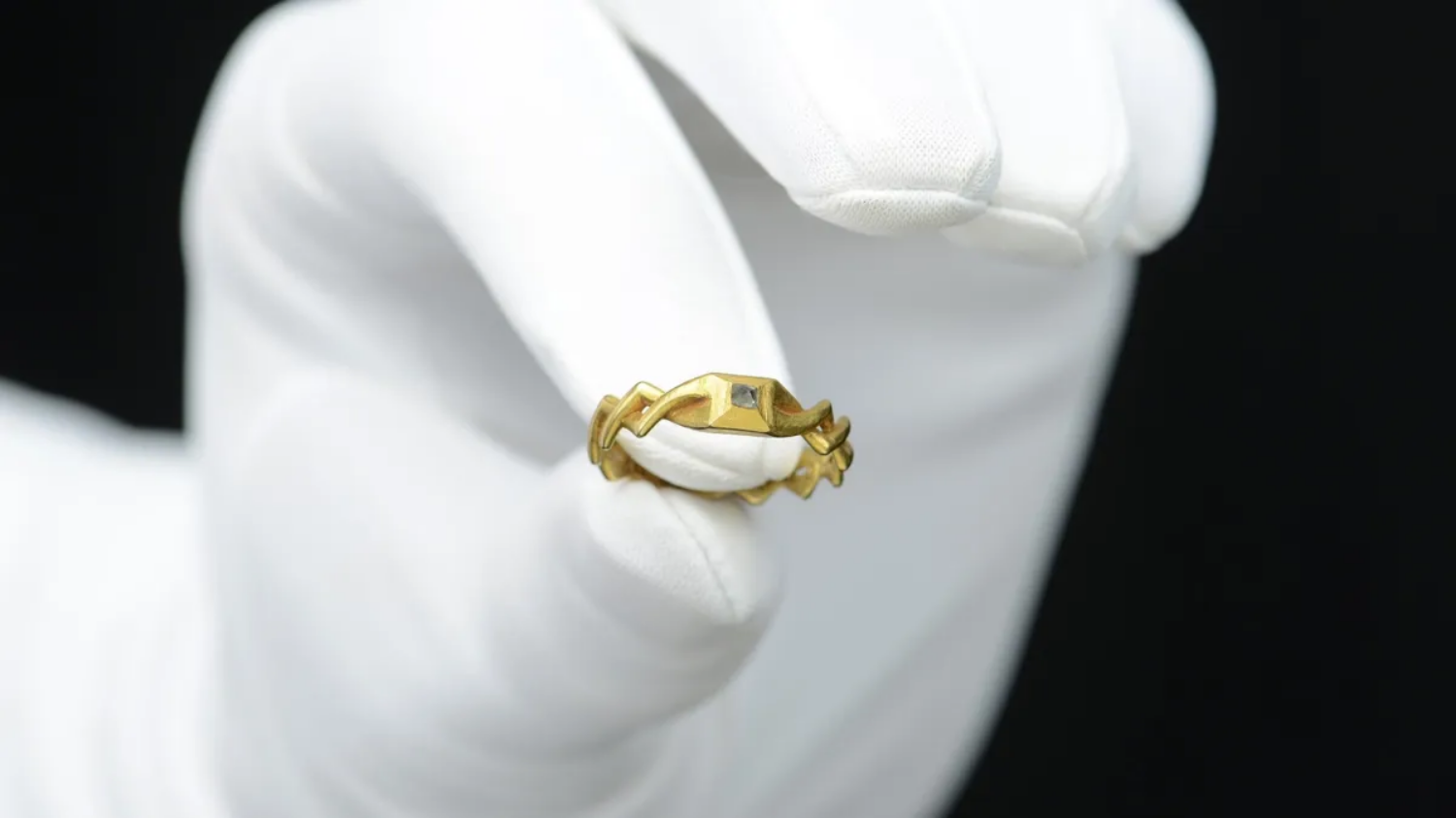 Detector de metais encontra anel de casamento medieval no valor estimado em R$ 252 mil